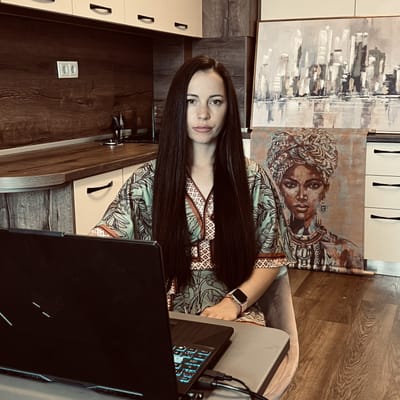 Елеонора Нанова, сертифициран биофийдбек невротерапевт, на работното си място пред лаптопа